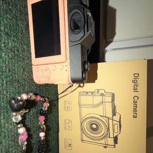 Pink Digital Camera with Beaded Bracelet
Condition- Almost new used 1 times